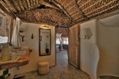 Lewa-house-family-cottage-bathroom
