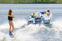 Manda-Bay-Resort-Activites-Waterskiing